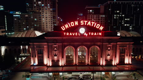 Vista-Aérea-Elevándose-Frente-A-La-Estación-Unión,-Noche-En-La-Ciudad-De-Denver,-Colorado,-Estados-Unidos