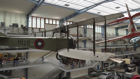 Ausstellung-Historischer-Flugzeuge-Im-Nationalen-Technischen-Museum-In-Prag,-Tschechische-Republik,-Mit-Einer-Vielfältigen-Auswahl-An-Flugzeugen-Aus-Verschiedenen-Epochen