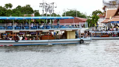 Barco-Barco-Ferry-Transporte-Enviar-Recibir-Pasajeros-Viajeros-Personas-Cruzando-El-Río-Chao-Phraya-Entre-La-Ciudad-De-Pak-Kret-Y-La-Pequeña-Isla-De-Ko-Kret-En-Tailandia