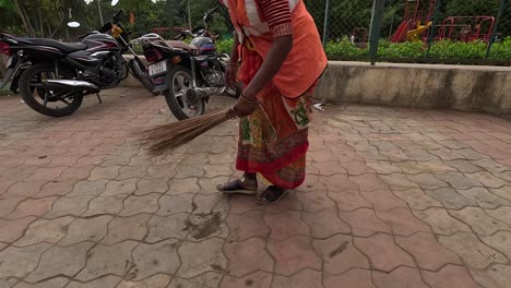 La-Trabajadora-De-Rmc-Está-Barriendo-La-Basura-De-La-Carretera