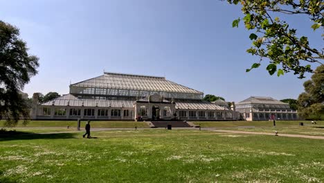 Impresionante-Casa-Templada-En-Kew-Gardens-En-Un-Día-Claro-Y-Soleado