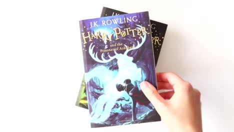 Libros-De-Harry-Potter-Apilados-Uno-Encima-Del-Otro.