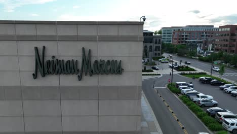 Toma-Aérea-Del-Logotipo-De-Neiman-Marcus-En-El-Exterior-Del-Centro-Comercial.