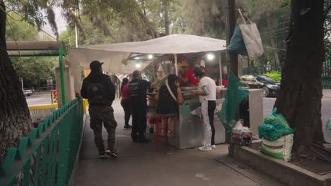 People-buy-hot-dogs-in-streets-of-Mexico,-handheld-view
