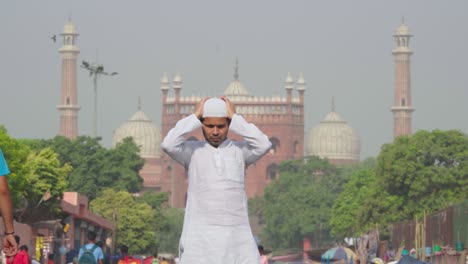 Hombre-Musulmán-Preparándose-Para-Las-Oraciones-Diarias-Frente-A-Jama-Masjid-Delhi-India