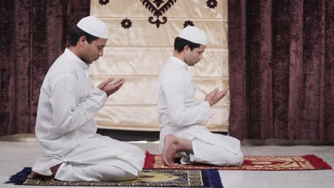 Hombres-Musulmanes-Leyendo-Namaz-Y-Haciendo-Oraciones-En-Casa