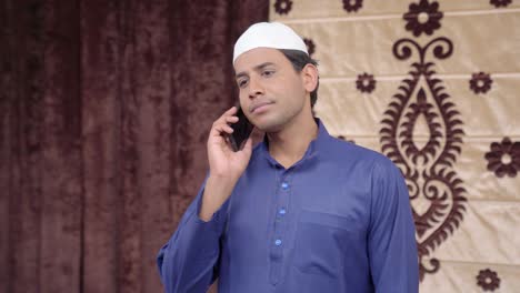 Indischer-Muslimischer-Mann,-Der-Während-Eines-Anrufs-Mit-Jemandem-Spricht
