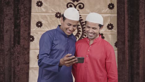 Dos-Hombres-Musulmanes-Viendo-Videos-En-Youtube