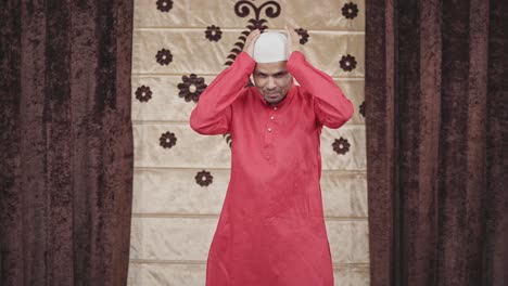 Hombre-Musulmán-Preparándose-Para-La-Celebración-Del-Eid