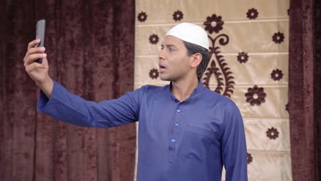 Musulmán-Enojado-Hablando-En-Una-Videollamada