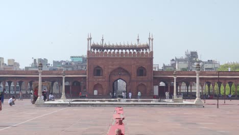 Toma-De-Establecimiento-De-La-Entrada-De-Jama-Masjid-En-Delhi,-India.