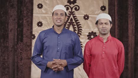 Zwei-Muslimische-Männer-Sprechen-Mit-Der-Kamera