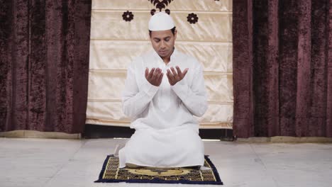 Indischer-Muslimischer-Mann,-Der-Namaz-Liest-Und-Ramadan-Gebet-Verrichtet