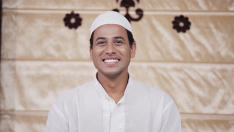 Glücklicher-Indischer-Muslimischer-Mann,-Der-In-Die-Kamera-Lächelt