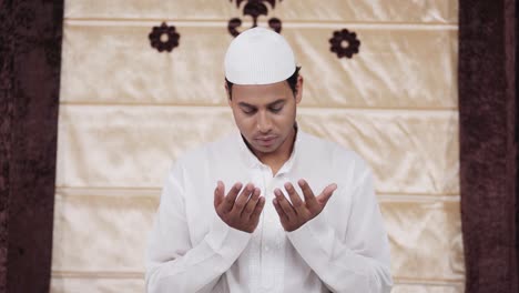 Hombre-Musulmán-Indio-Leyendo-Namaz-A-Allah-En-Casa