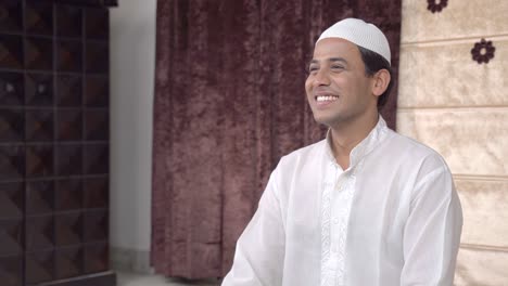 Feliz-Hombre-Musulmán-Indio-Vestido-De-Blanco-Sonriendo