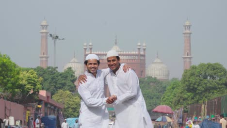 Zwei-Muslimische-Männer-Umarmen-Sich-Und-Lächeln-In-Die-Kamera