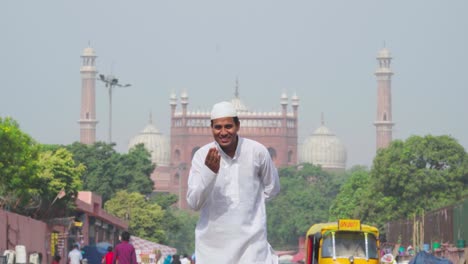Hombre-Musulmán-Indio-Haciendo-Adab-A-La-Cámara-Frente-A-Una-Mezquita