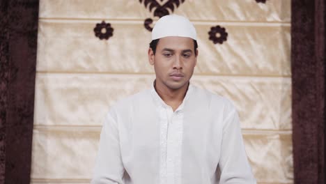 Hombre-Indio-Haciendo-La-Oración-De-Ramadán-En-Casa