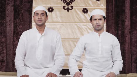 Hombres-Musulmanes-Haciendo-La-Oración-Del-Ramadán-En-Casa.