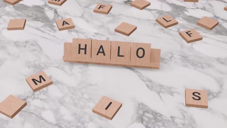 Halo-Wort-Auf-Scrabble