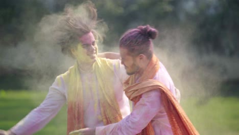 Indische-Männer,-Die-Sich-Gegenseitig-Holi-Farben-Ins-Gesicht-Schmieren