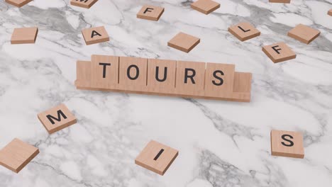 Touren-Wort-Auf-Scrabble