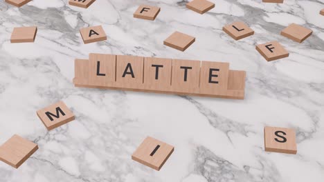 Latte-Wort-Auf-Scrabble