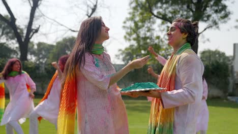 Süßes-Indisches-Paar,-Das-Sich-Gegenseitig-Holi-Farben-Ins-Gesicht-Drückt