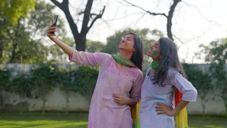 Indische-Mädchen,-Die-Auf-Einem-Holi-Fest-Auf-Bilder-Klicken