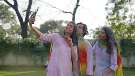Indische-Freunde,-Die-Auf-Einer-Holi-Party-Selfies-Machen