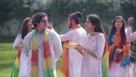 Indische-Frau-überrascht-Ihren-Mann-Auf-Dem-Holi-Fest