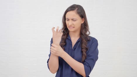 Indian-girl-with-hand-injury
