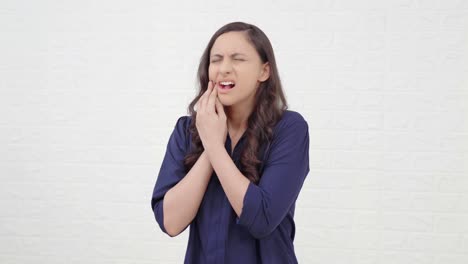 Indische-Frau-Mit-Zahnschmerzen