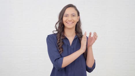 Indian-girl-clapping-and-appreciating