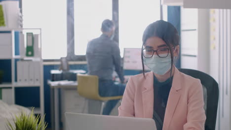 Portrait-of-entrepreneur-woman-wearing-face-mask-to-avoid-infection-with-coronavirus