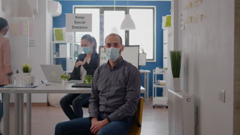 Portrait-of-entrepreneur-man-wearing-protective-face-mask-against-coronavirus-pandemic