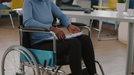 Gelähmter-Behinderter-Sitzt-Bewegungsunfähig-Im-Rollstuhl-Und-Hält-Klemmbrett-In-Der-Hand