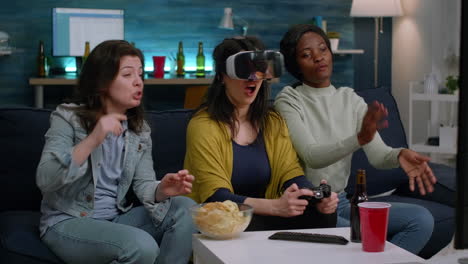 Afrikanische-Frau-Erlebt-Virtuelle-Realität-Beim-Spielen-Von-Videospielen-Mit-VR-Headset