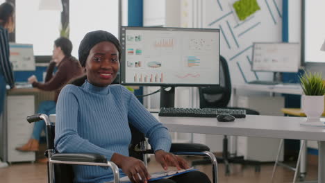 Glückliche-Afrikanische-Geschäftsfrau-Mit-Behinderungen,-Die-Lächelnd-In-Die-Kamera-Blickt