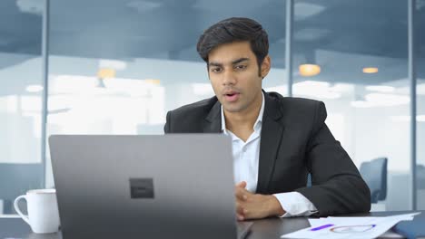 Indischer-Manager-Motiviert-Mitarbeiter-In-Virtuellen-Meetings