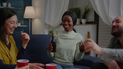 Mujer-Afroamericana-Hablando-Con-Sus-Amigos-Sosteniendo-Una-Botella-De-Cerveza