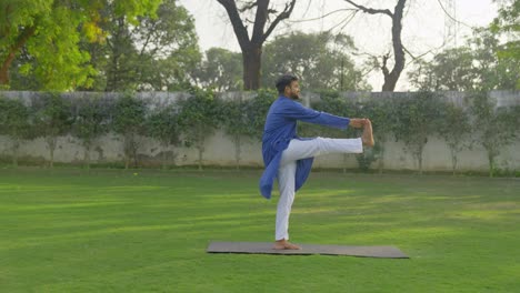 Indischer-Mann-Macht-Yoga-Pose