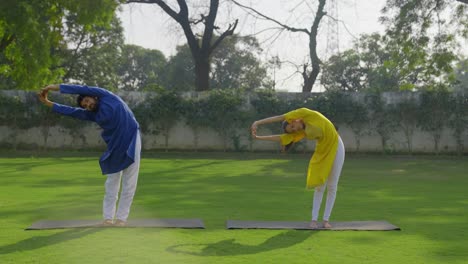Indisches-Paar-Macht-Yoga-Und-Stretching