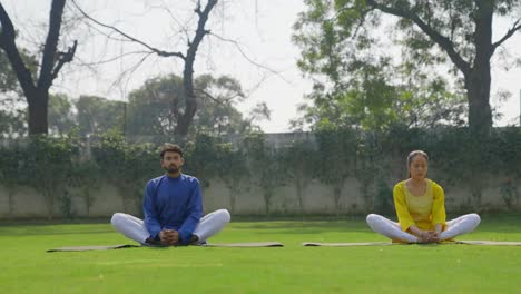 Indisches-Paar-Macht-Schmetterlings-Yoga-Pose