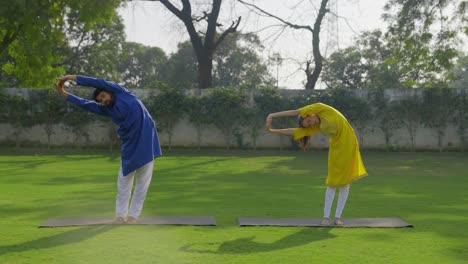 Indisches-Paar-Macht-Stretching-Yoga