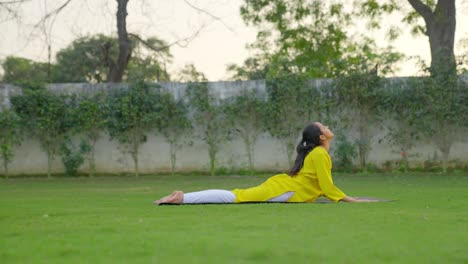 Indisches-Mädchen-Macht-Yoga-Übungen