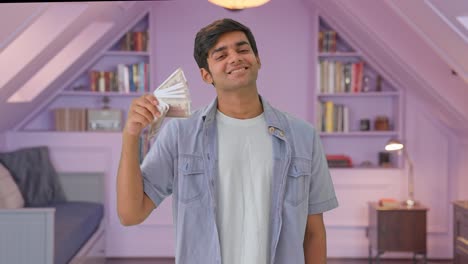 Glücklicher-Indischer-Junge,-Der-Geld-Als-Fächer-Verwendet
