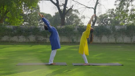 Indisches-Paar-Macht-Fortgeschrittenes-Yoga