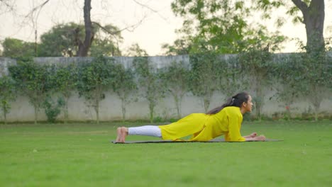 Niña-India-Haciendo-Pose-De-Yoga-De-Tabla